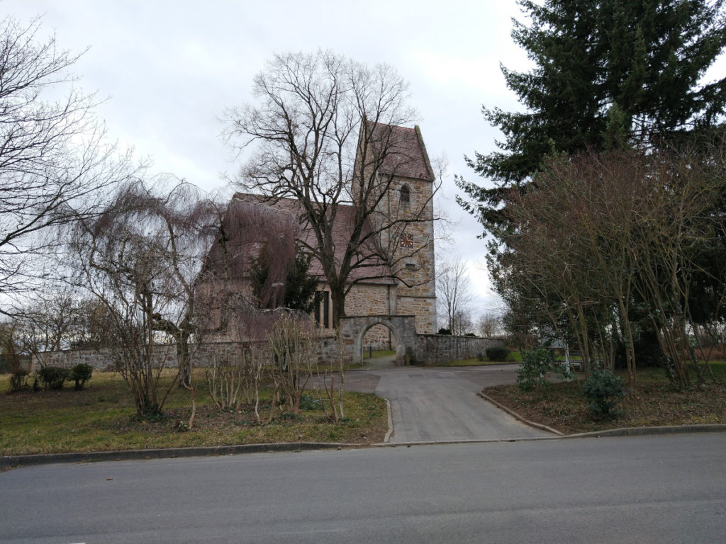 Die Pfarr-Kirche „Zu unserer lieben Frau“. Eine kleine Kirche aus Naturstein gemauert.