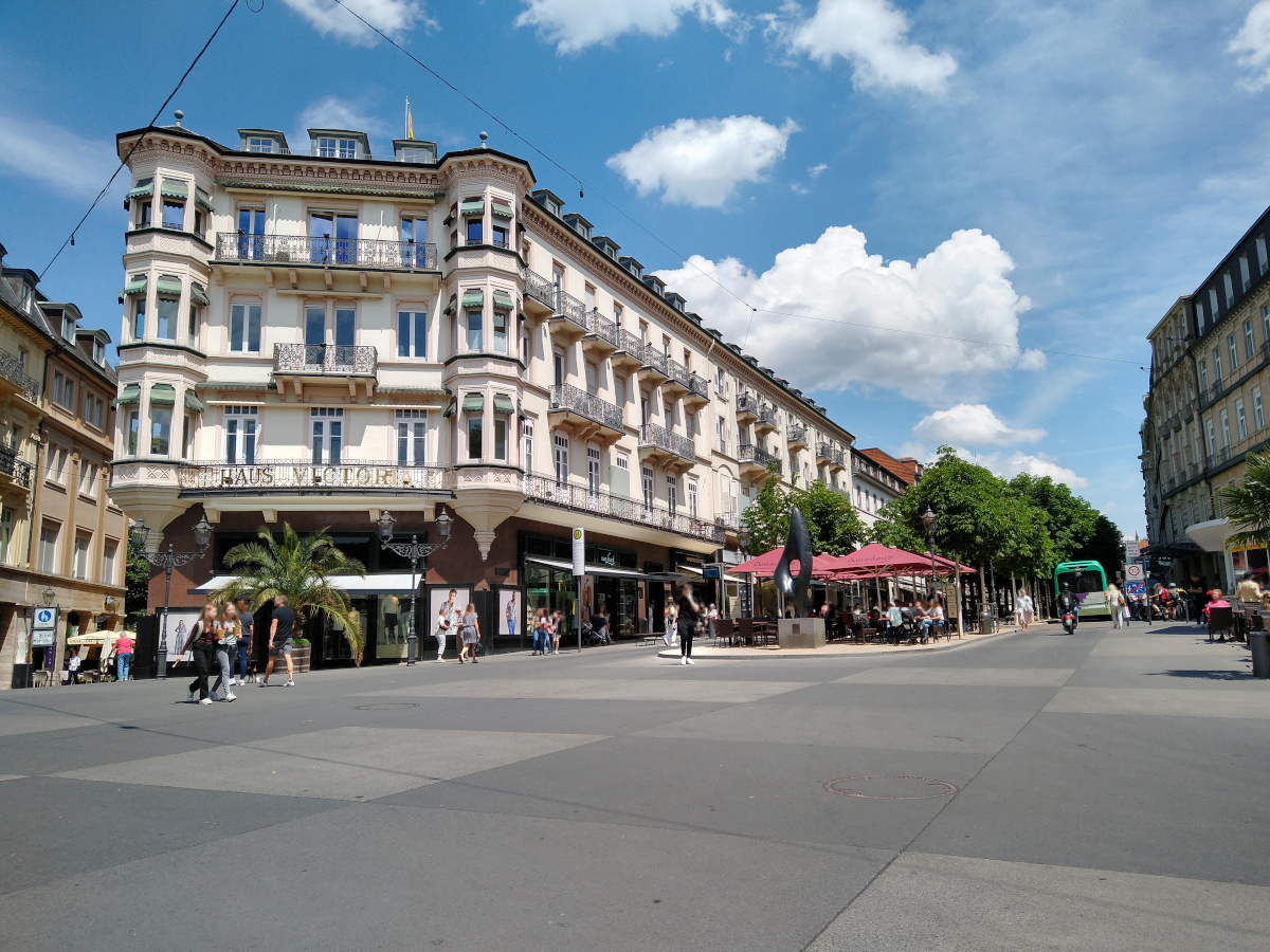 Panorama vom Leopoldsplatz mit breiter Straße und mondänen Gebäuden.