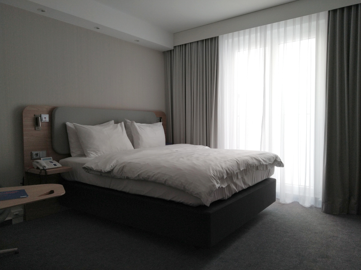 Hotel-Zimmer mit Doppel-Bett.