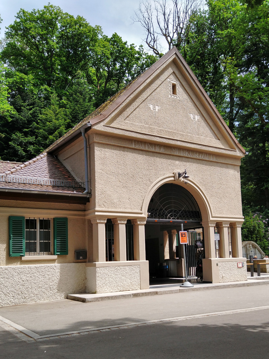 Talstation von der Merkurbergbahn. Großer Eingang mit Rund-Bogen.