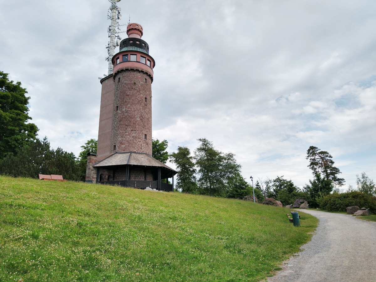 Gipfel vom Berg Merkur mit einem Turm aus rotem Back-Stein.