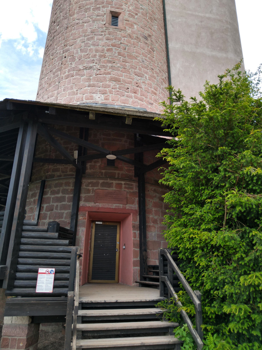 Zugang zum Turm über Treppen.