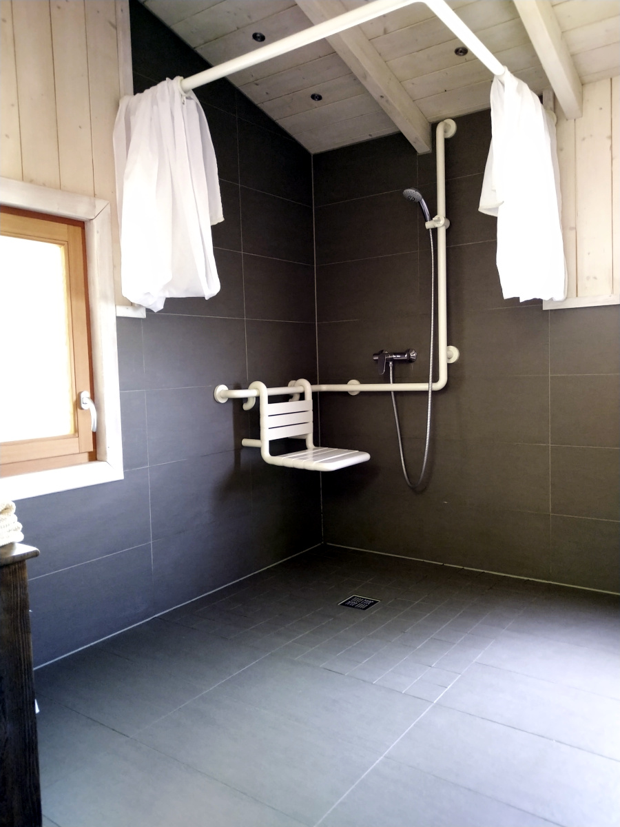 Stufenlos zugängliche Dusche mit einem Dusch-Sitz.