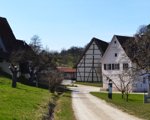 Mehrere historische Bauernhäuser