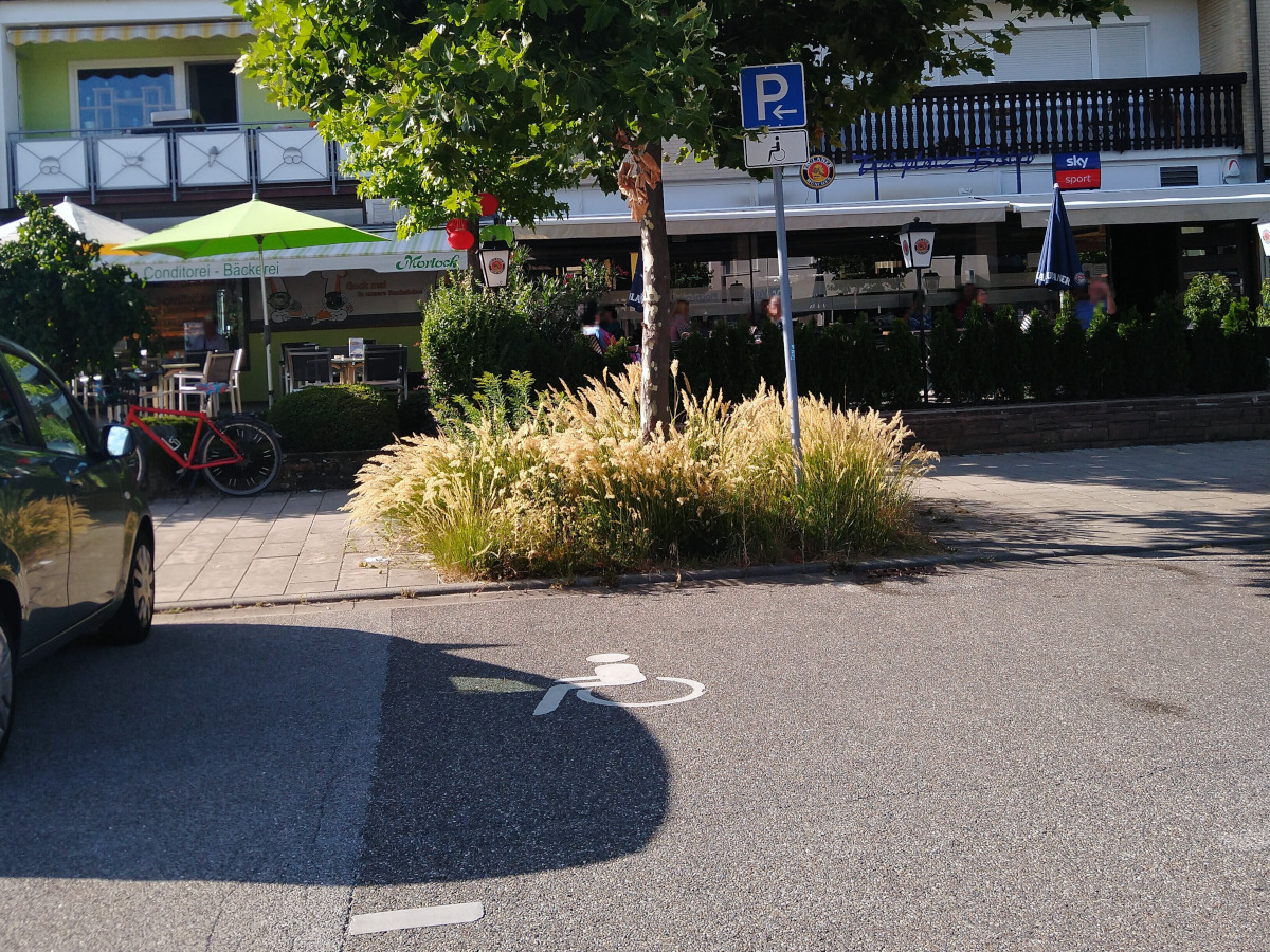 Vor dem Café Morlock befindet sich ein Behinderten-Parkplatz.