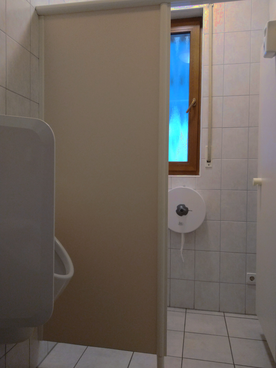 Herren-Toilette mit Pissoir und abgetrenntem Wand-WC.