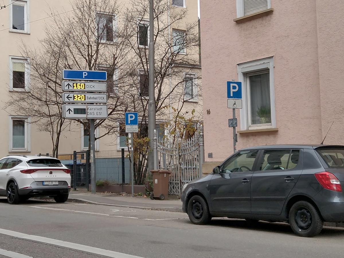 Behinderten-Parkplatz am Straßen-Rand.
