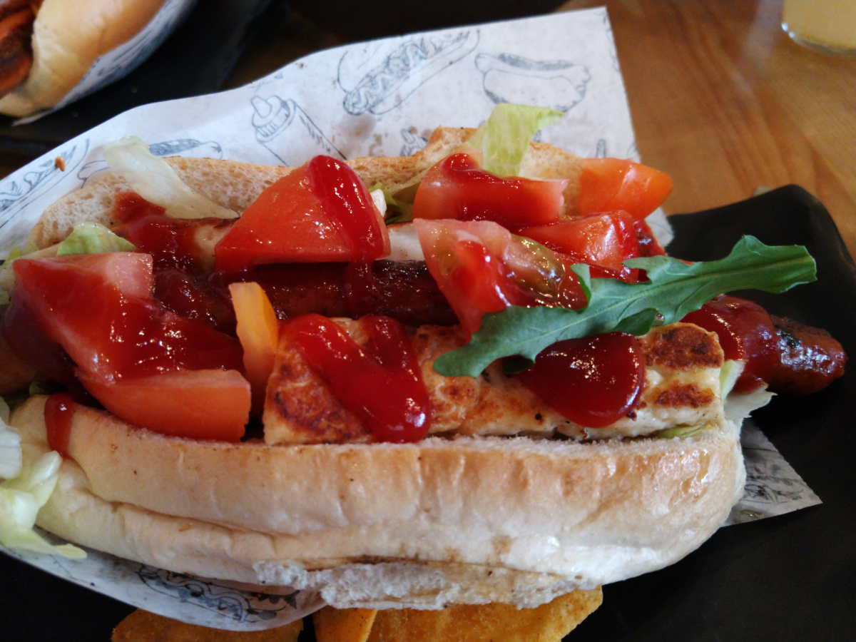 Hotdog mit Halloumi, Tomaten und Ketchup.