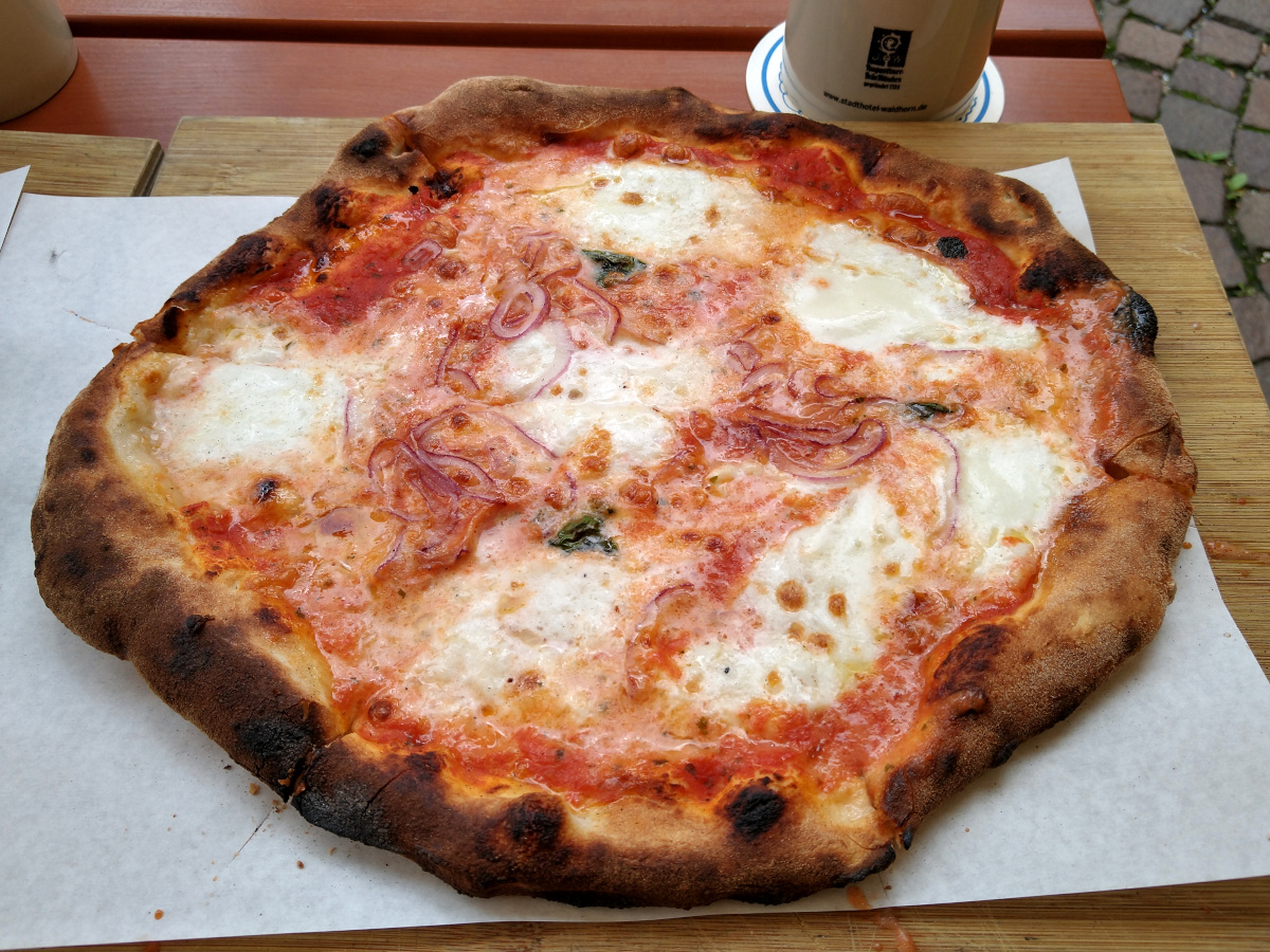 Pizza mit Büffelmozzarella und Tomaten
