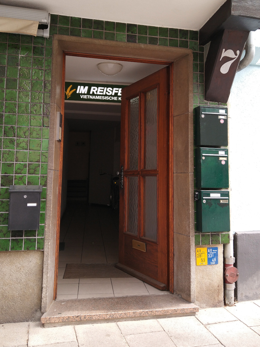 Eingangs-Tür zum Restaurant mit einer niedrigen Stufe.