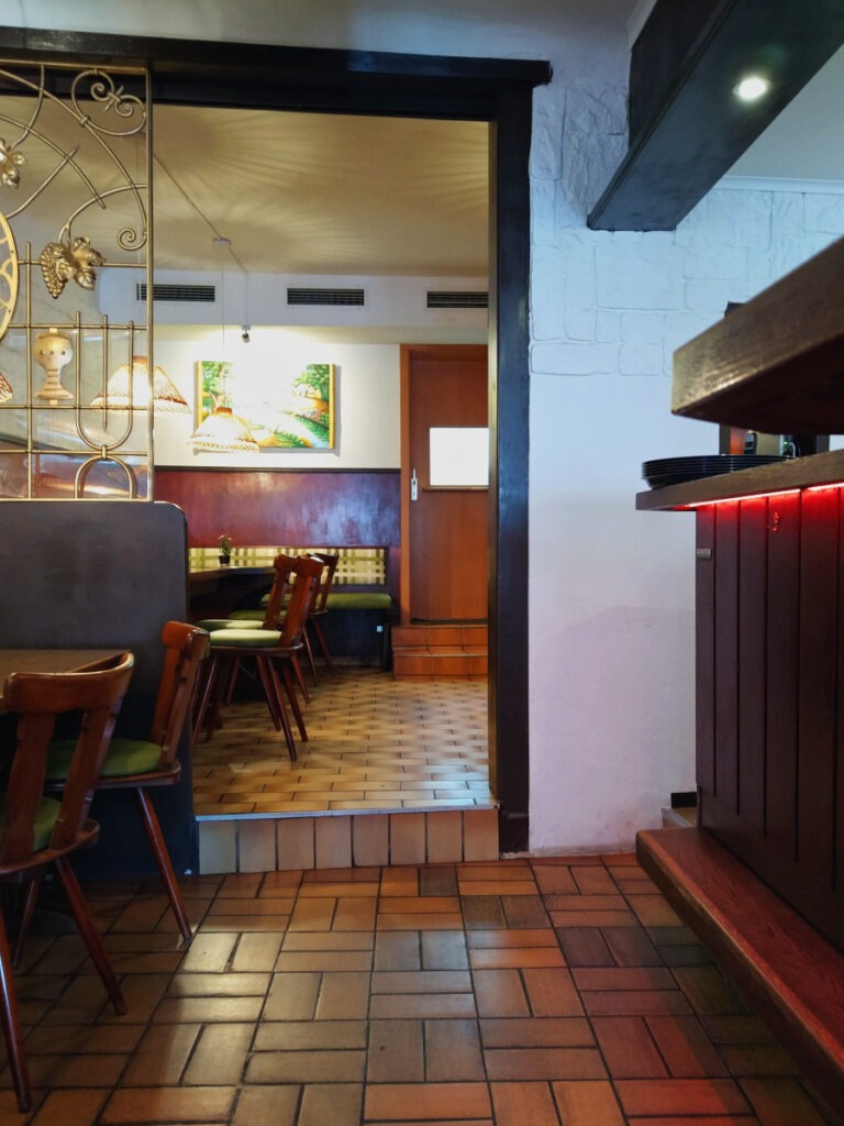 Eine Stufe im Restaurant führt in einen leicht abgetrennten Bereich.