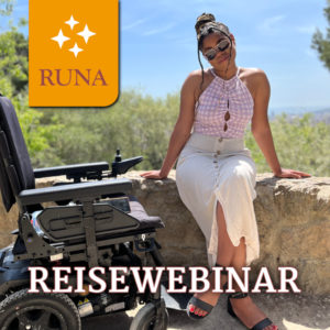 Junge Frau, die auf einer Mauer sitzt. Neben ihr ein E-Rollstuhl. Zusätzlich Schriftzug "Reisewebinar" und das Logo von "Runa Reisen".