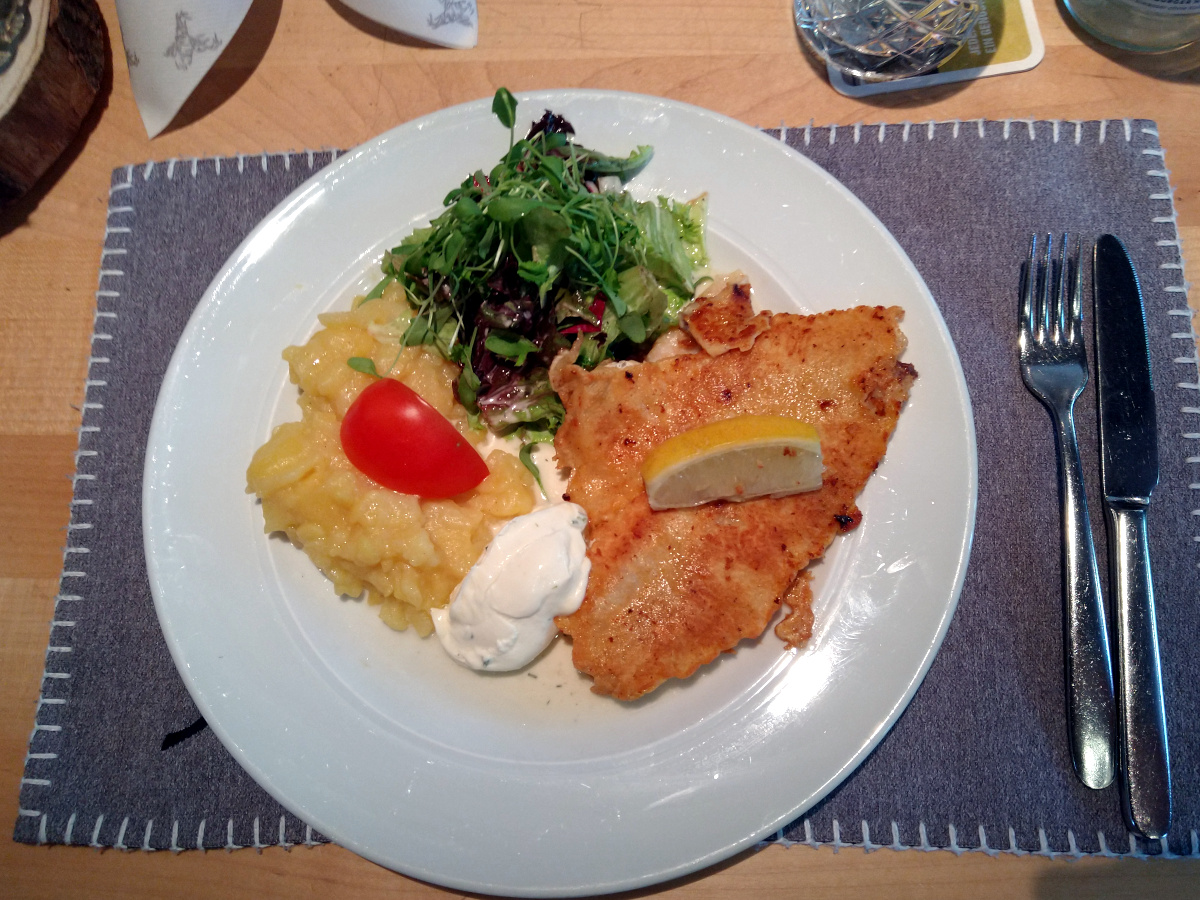 Teller mit paniertem Fisch und Kartoffelsalat