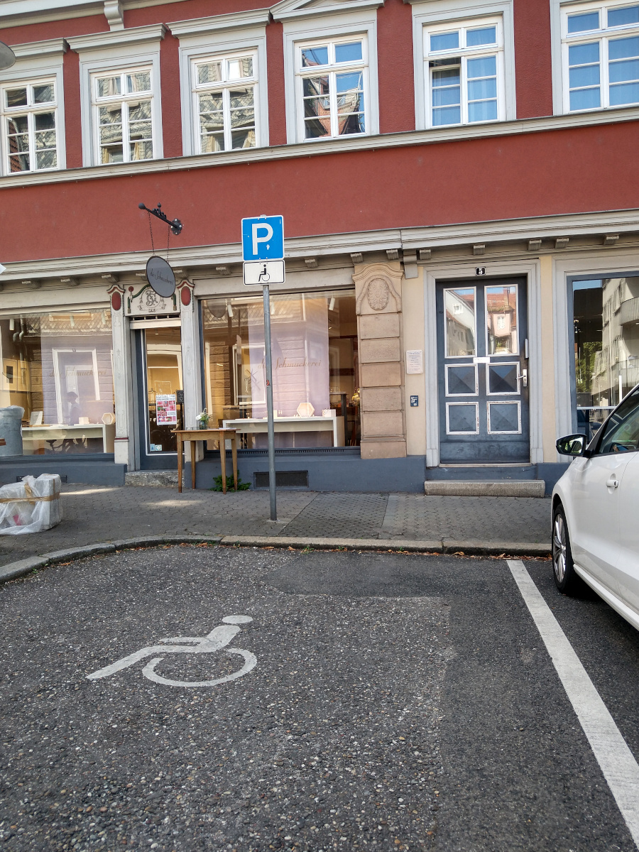 Ein Behinderten-Parkplatz.
