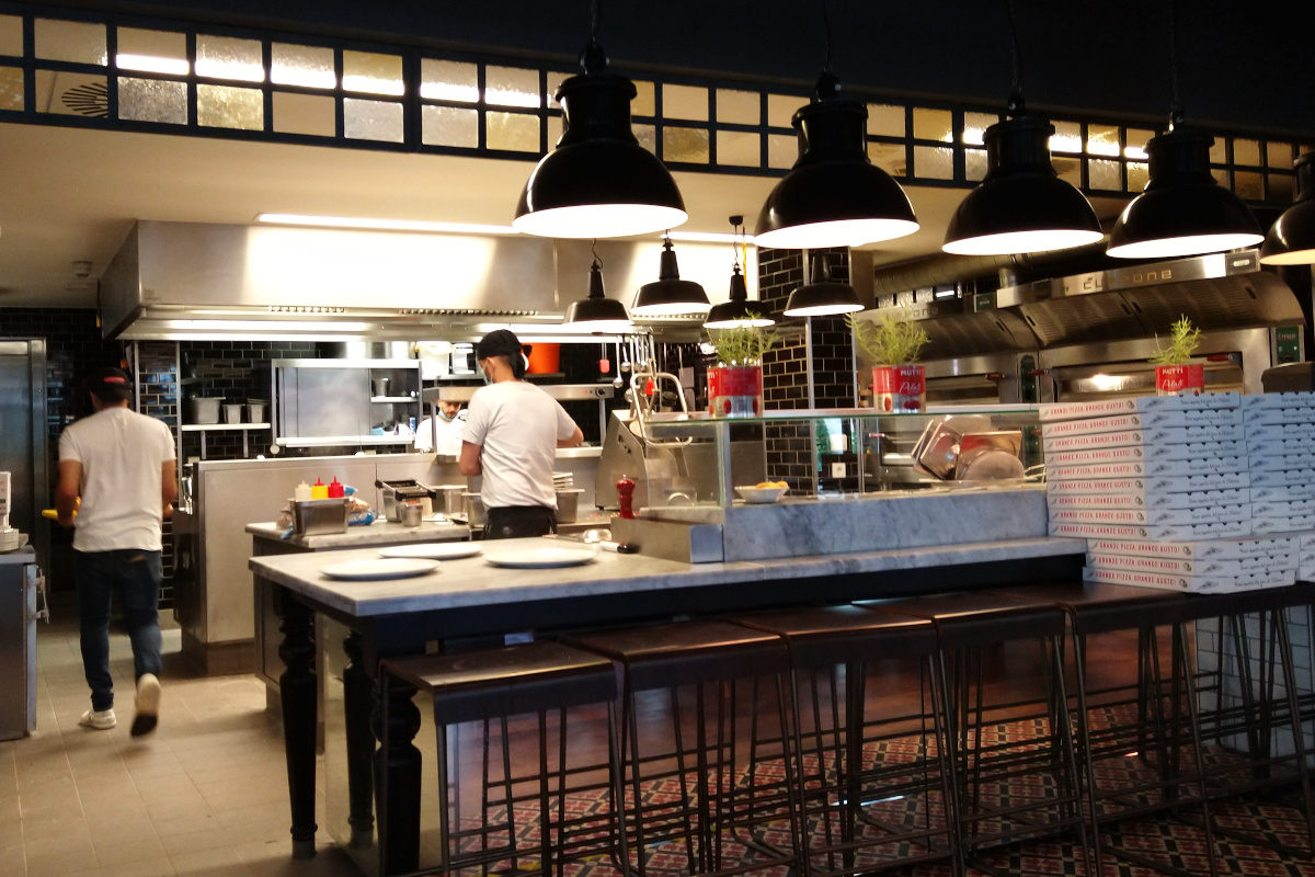 Blick in die Küche des Restaurants L'Osteria