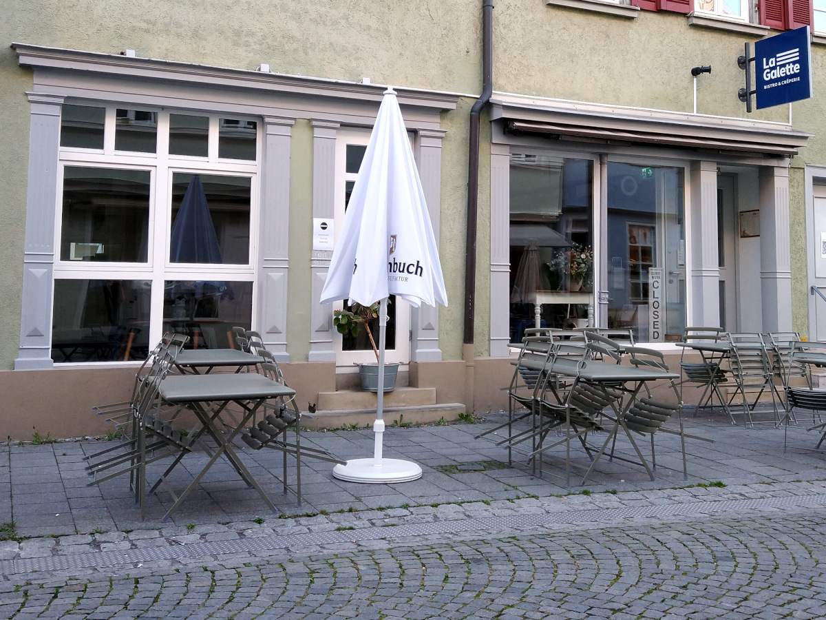 Das Restaurant "La Galette" in der Esslinger Fußgängerzone (teilweise Kopfsteinpflaster).