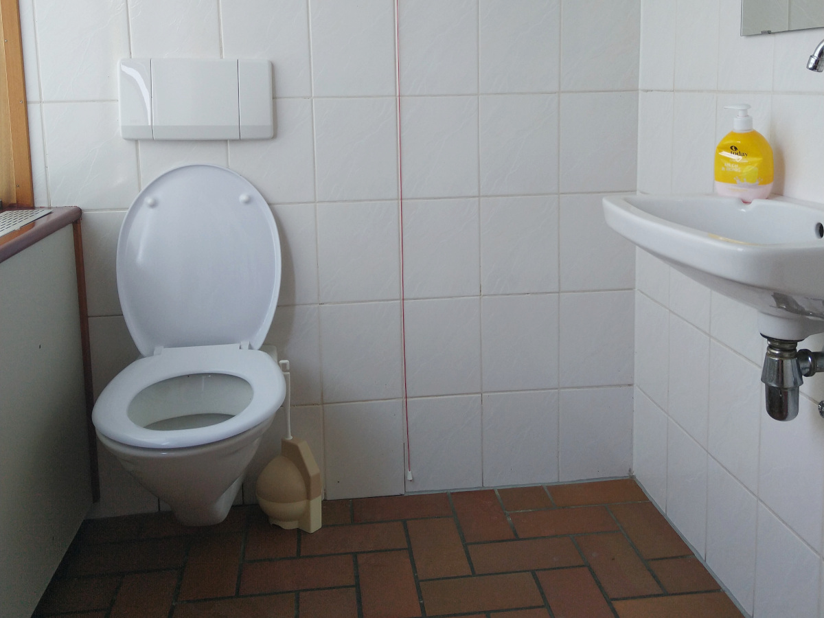 Toilette ohne Stütz-Griffe. Platz rechts neben der Toilette. WC-Notrufsystem mit rotem Seil vorhanden.
