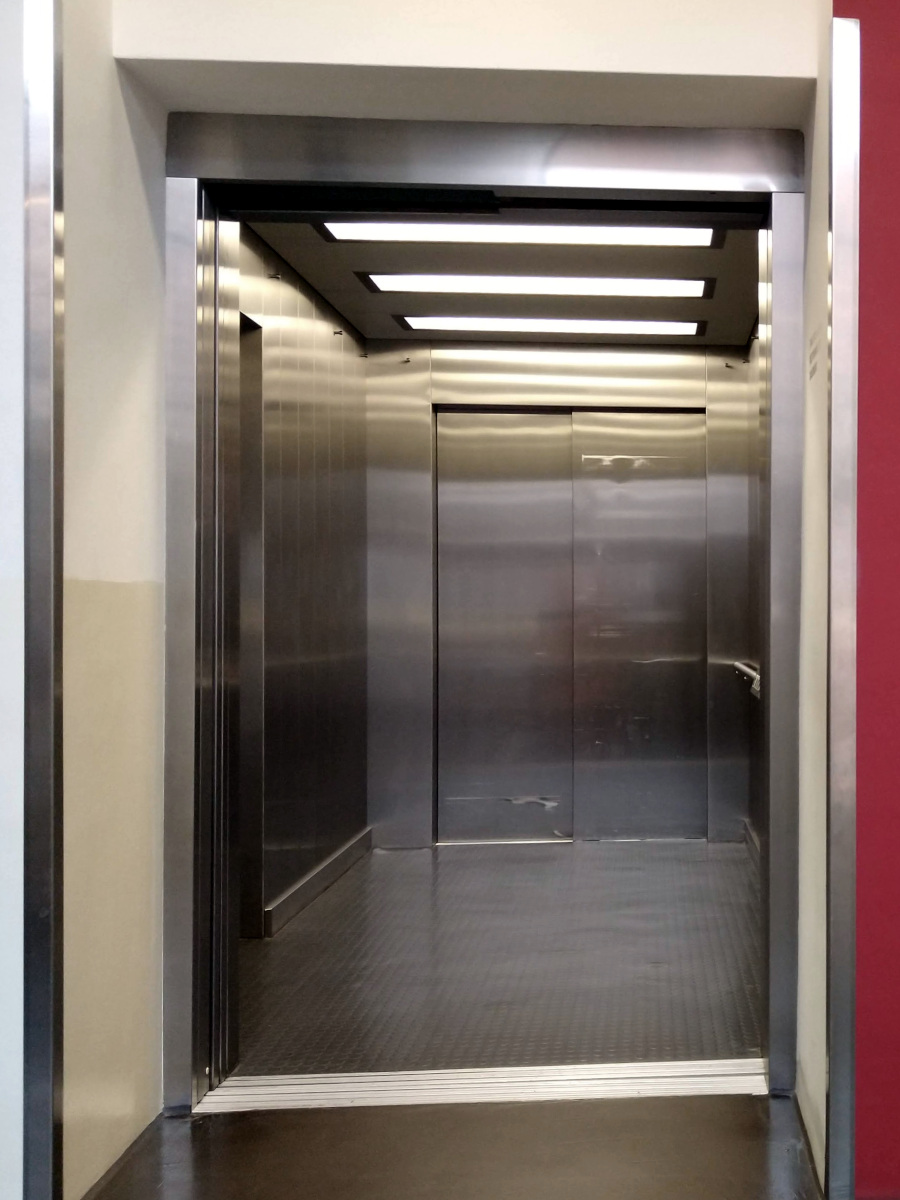 Geöffnete Aufzugs-Tür.