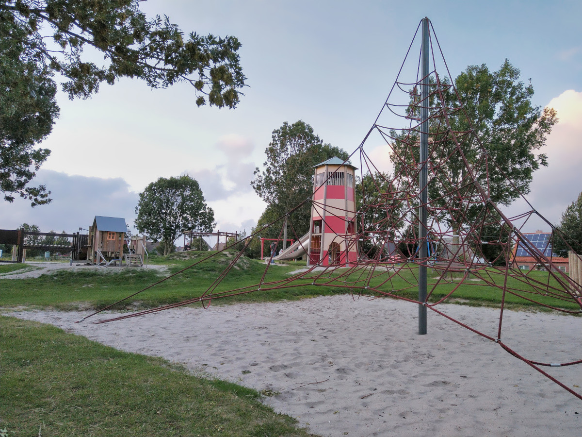 Spielplatz unter anderem mit Kletter-Netz. Spiel-Haus und Spiel-Leuchtturm.