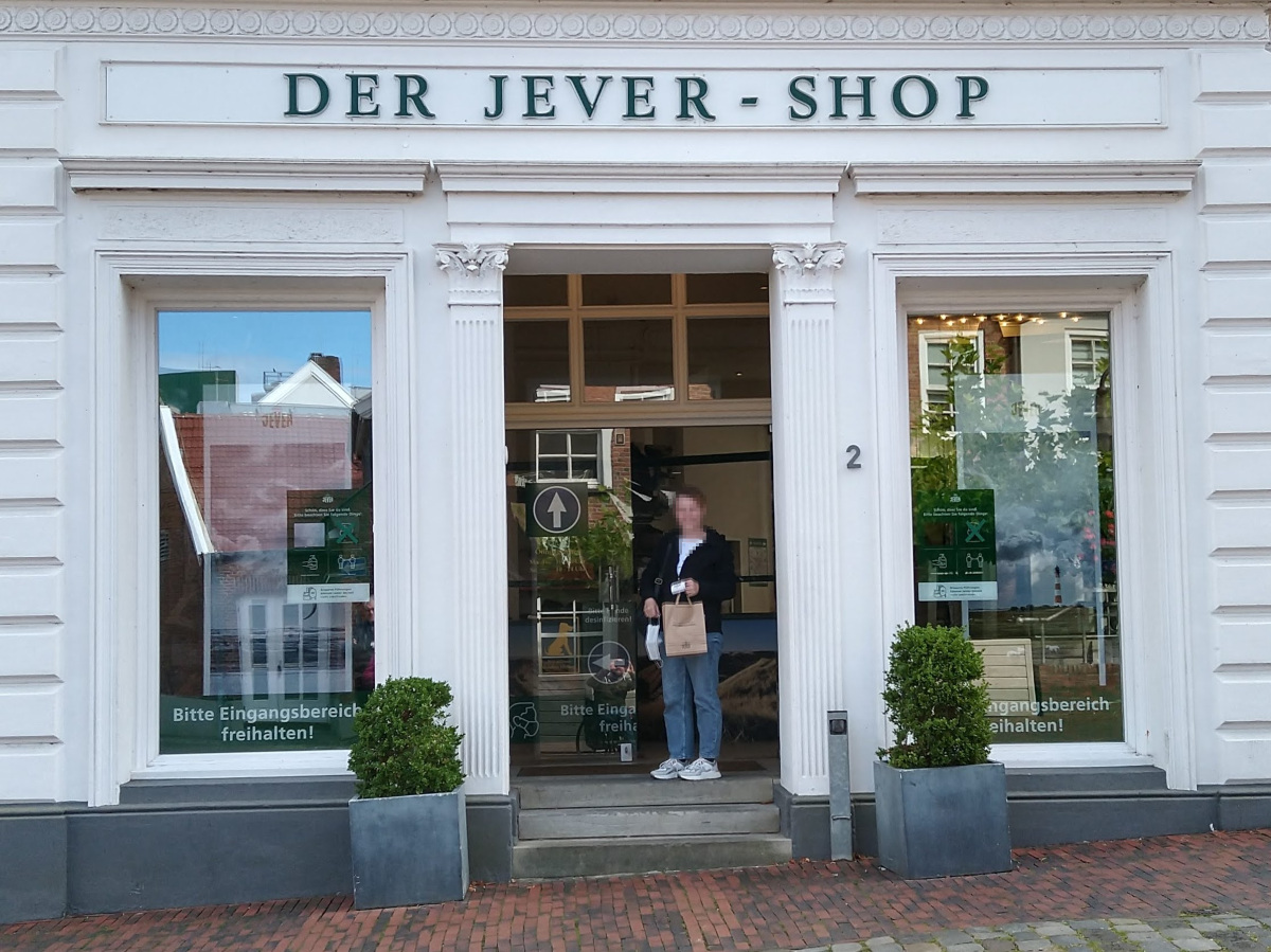 Eingang vom Jever-Shop mit 3 Stufen.