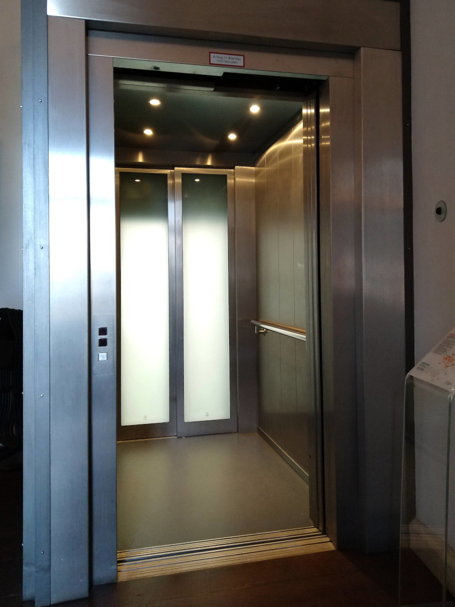 Aufzugs-Kabine mit geöffneter Tür.