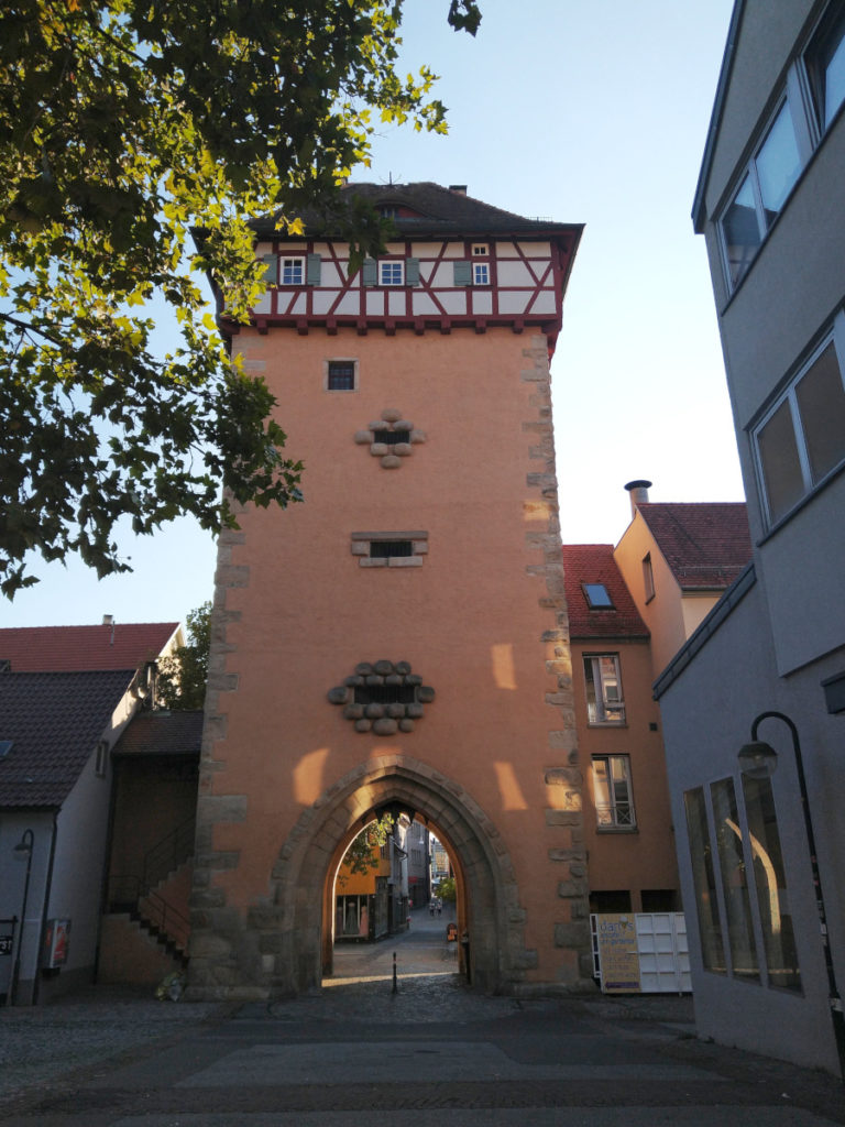 Mittelalterlicher Turm mit einem geöffneten Tor.