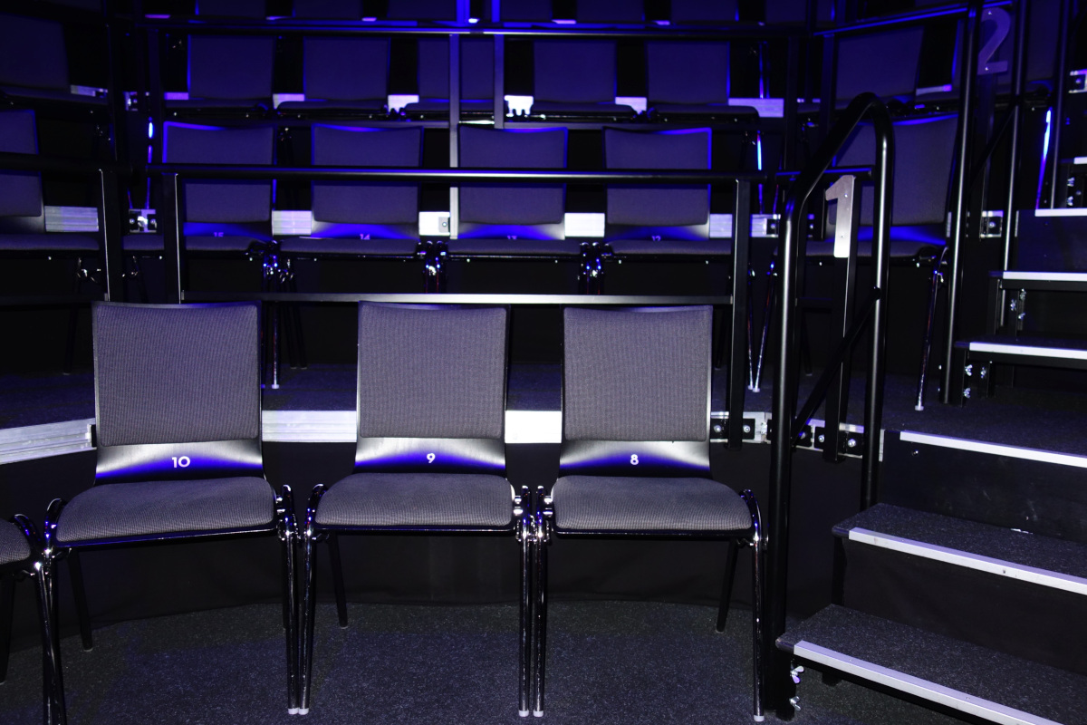 Bild der Sitze der Zuschauertribüne in Strotmanns Magic Lounge