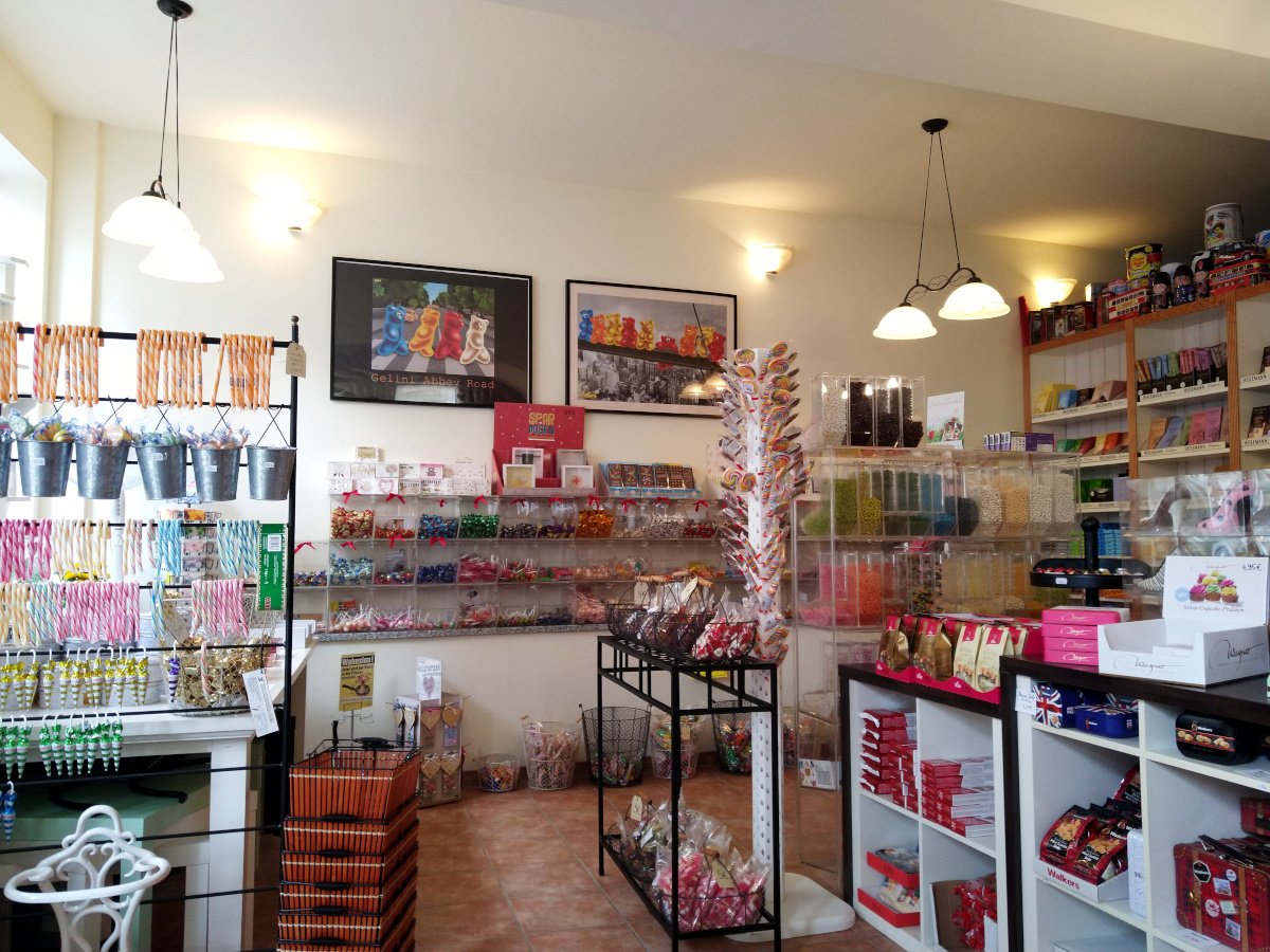 Blick in den Laden, mit vielen verschiedenen Süßigkeiten (u.a. Zuckerstangen, Lollis, Shortbread)