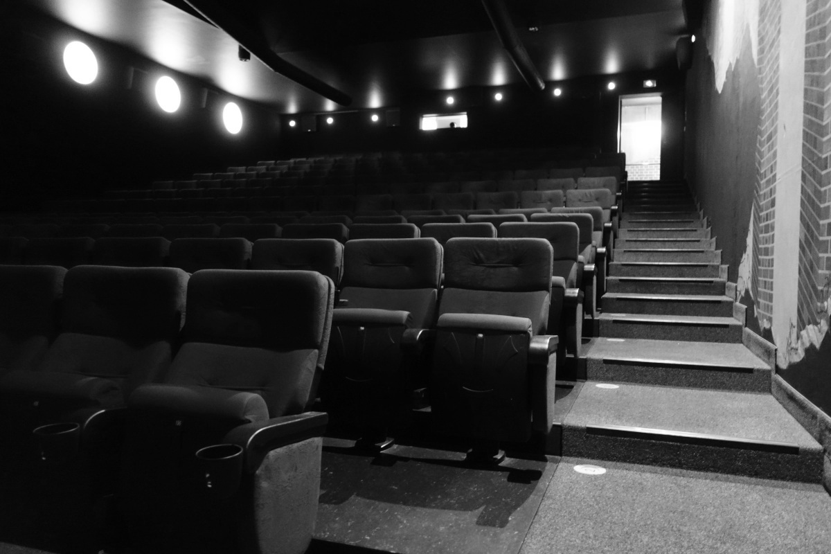 Der Kinosaal Illusion: Blick auf die Sitzreihen von vorne