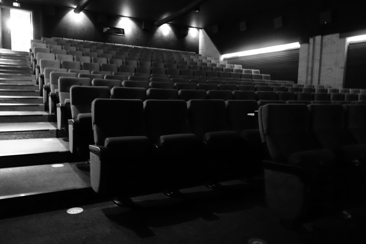 Der Kinosaal Dick: Blick auf die Sitzreihen von vorne