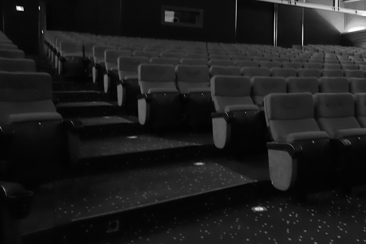 Der Kinosaal Empire: Blick auf die Sitzreihen von vorne