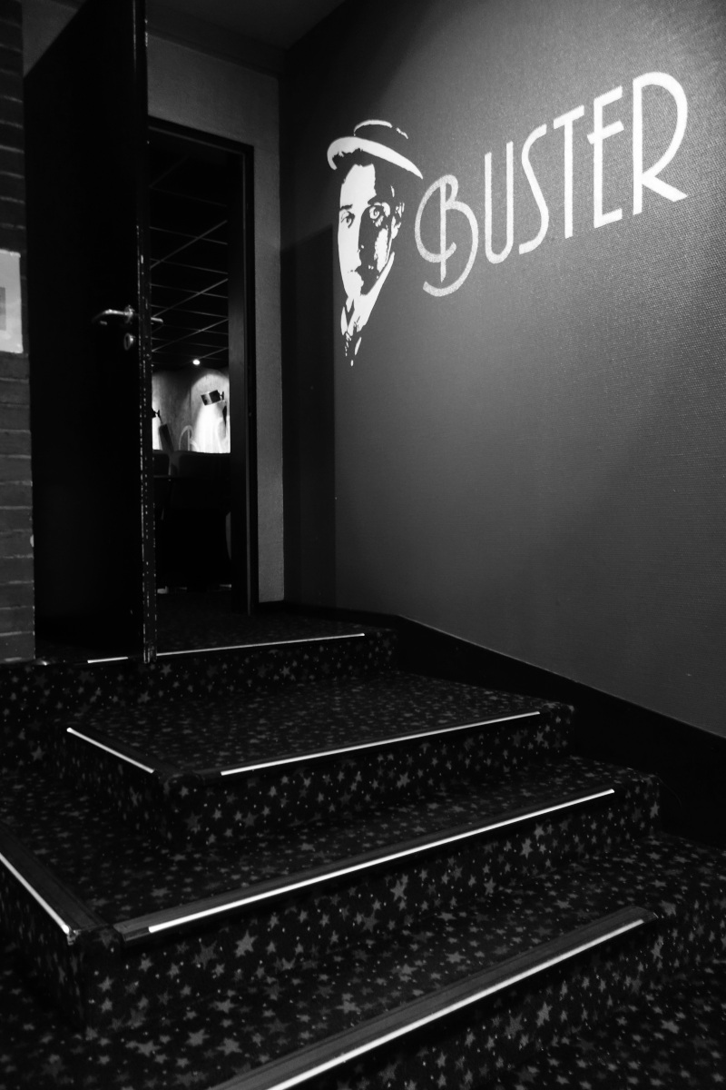 Eingang zum Kinosaal Buster: Treppe mit vier Stufen