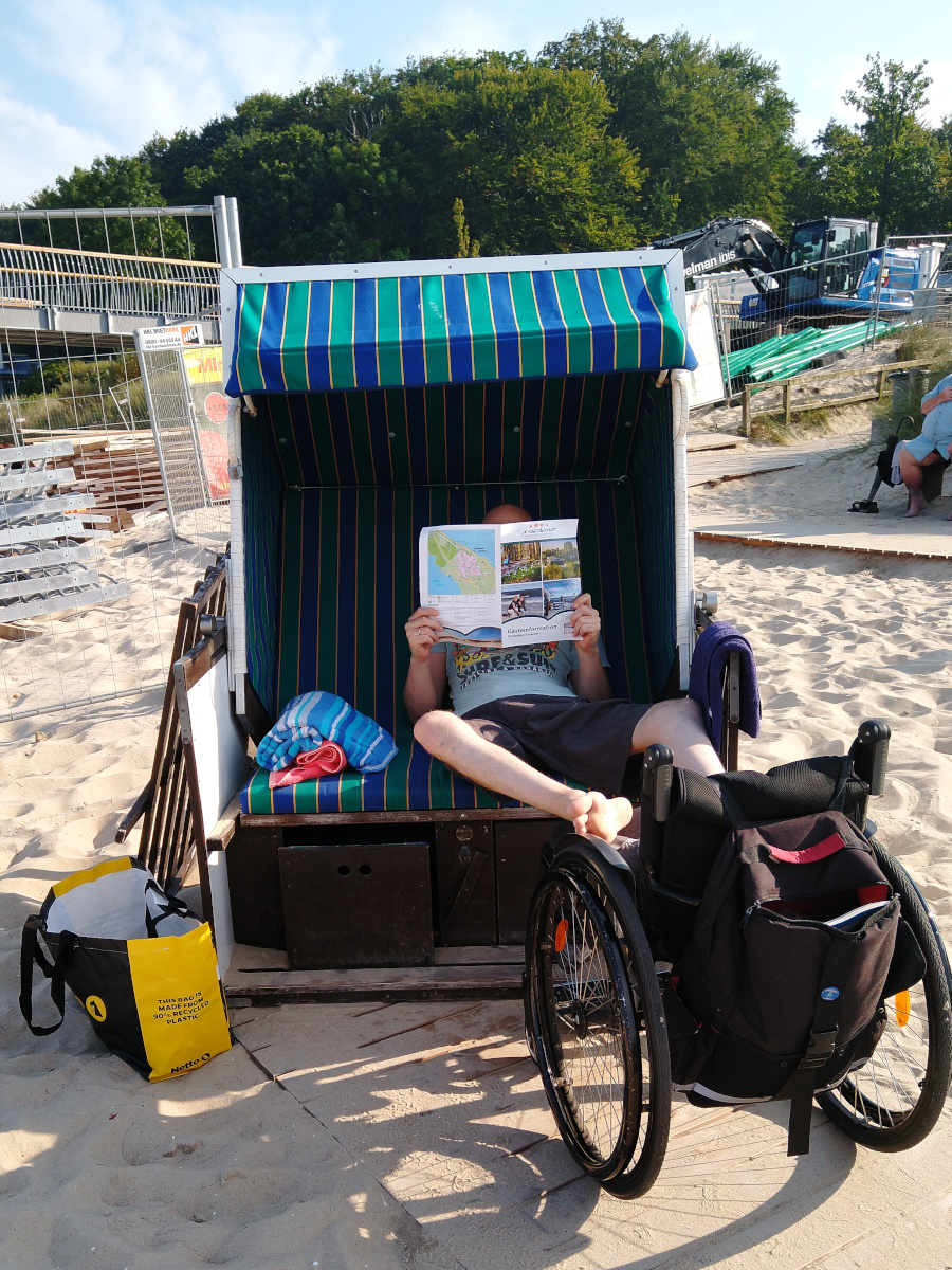 Rollstuhlfahrer im barrierefreien Strandkorb