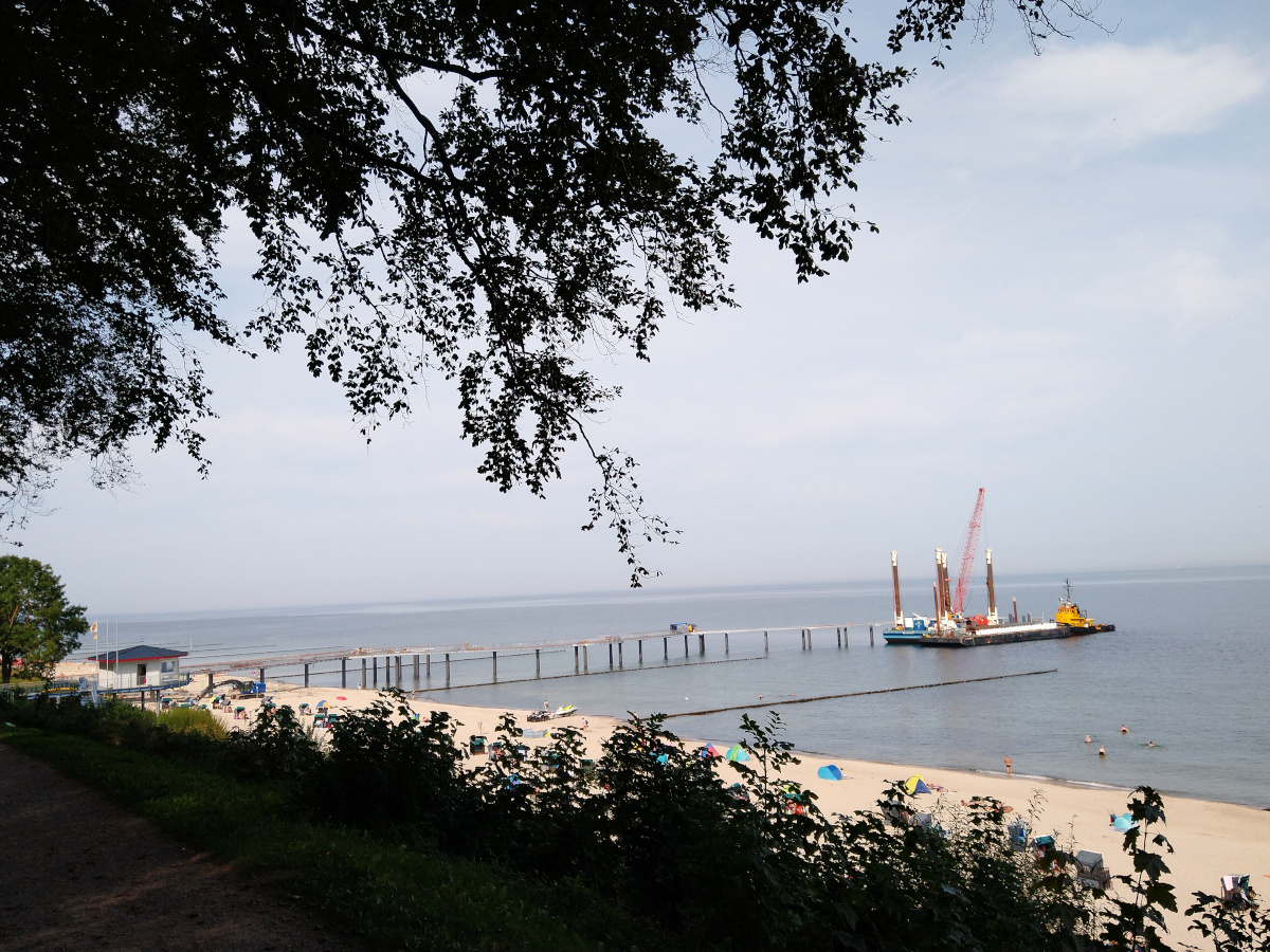 Blick auf die Bauarbeiten zur neuen Seebrücke Koserow