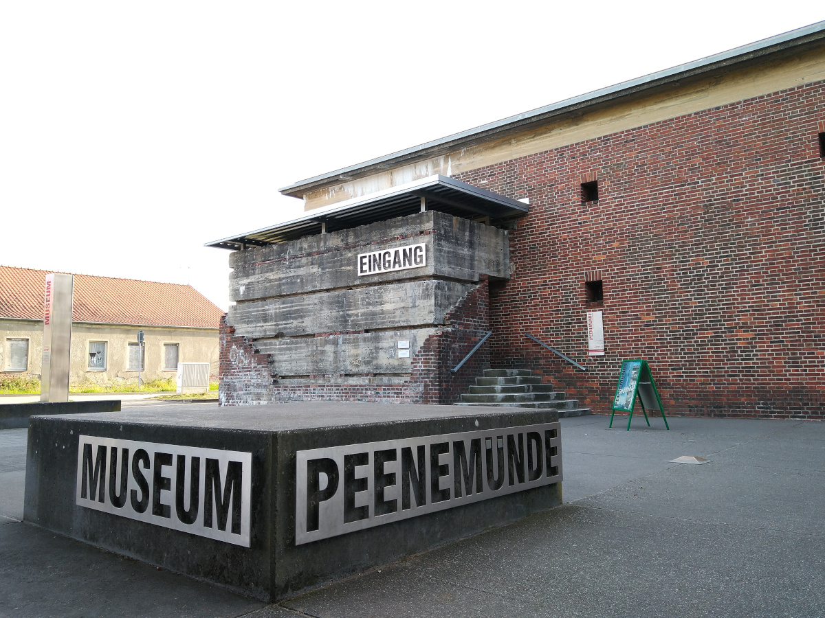 Zugang zum Historisch-Technisches Museum Peenemünde (stufenloser Zugang: Tor rechts vom Haupteingang)